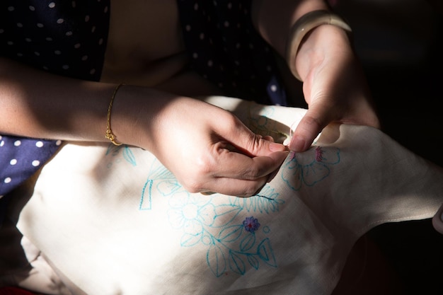 Artystka haftująca detal